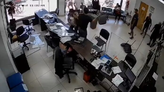 A lo "bombita" un hombre destrozo una oficina por que no le instalaban el  medidor - Lv7 Radio Tucumán