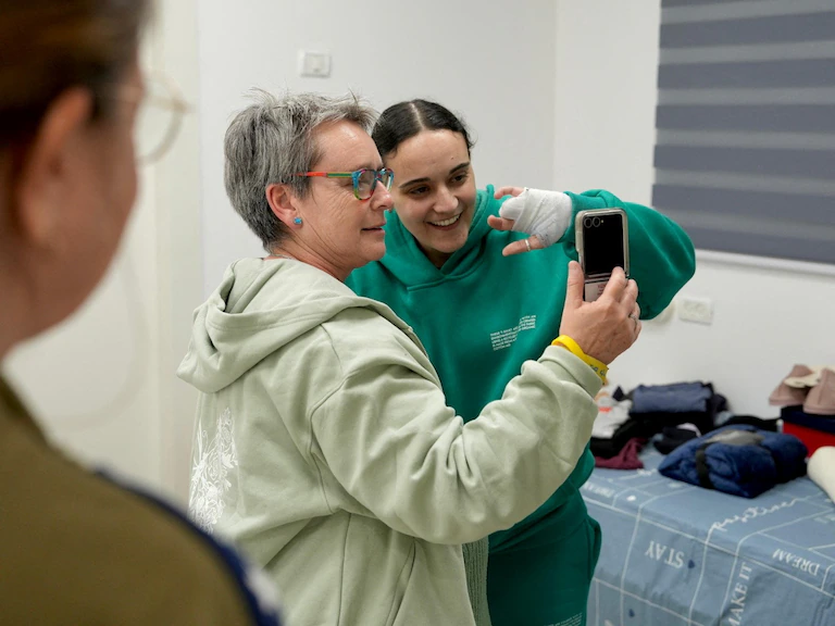 Emily Damari, junto a su madre Mandy, hacen una videollamada al resto de la familia (Courtesy of Israel Defense Forces/Handout via REUTERS)