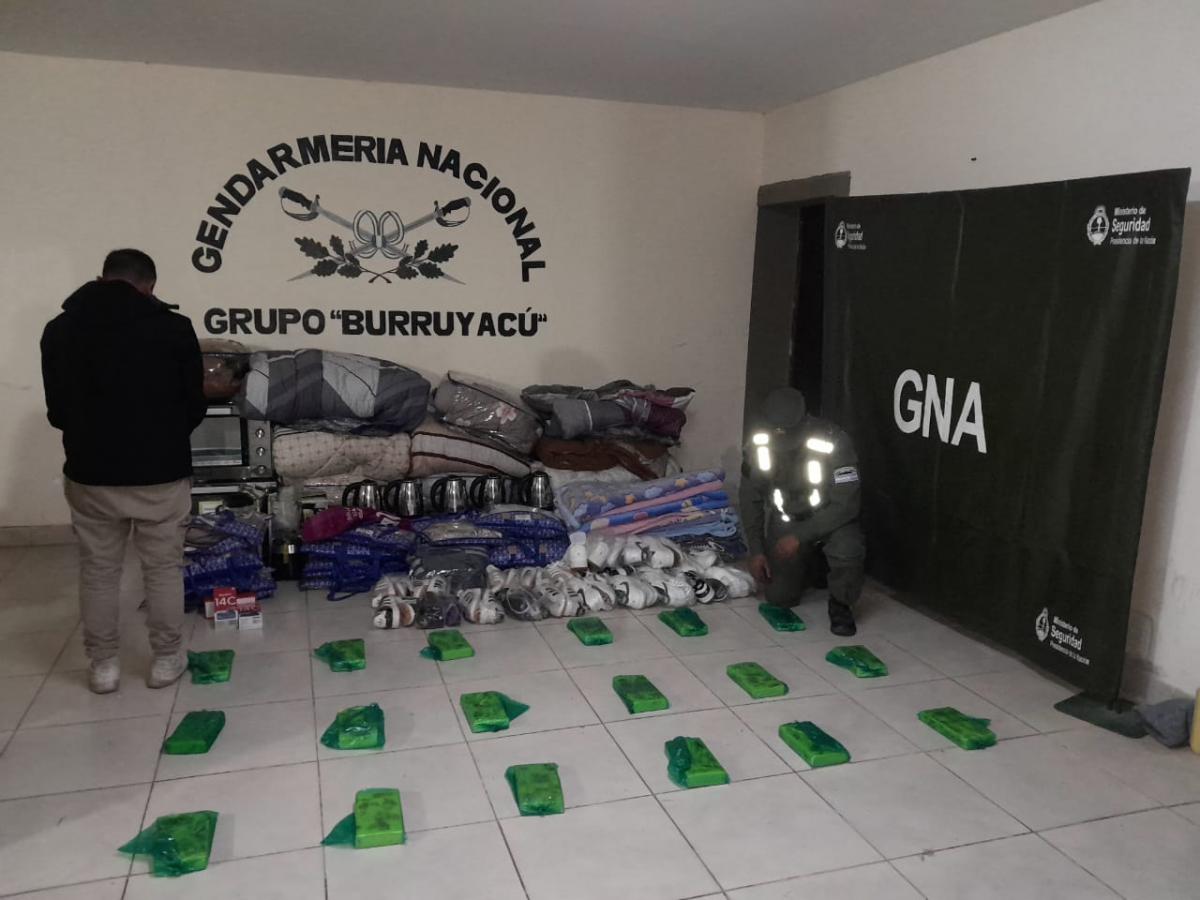 Droga incautada en bolsas verdes