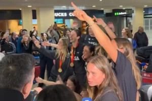 Las Leonas regresaron al país con la Copa del Mundo tras una consagración histórica