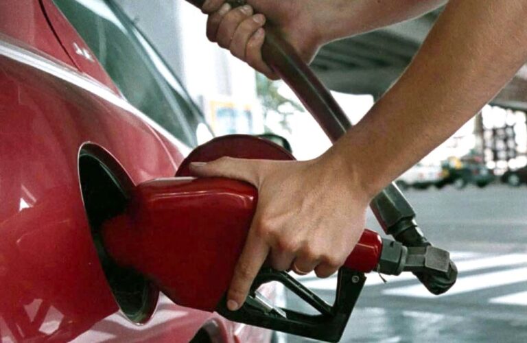 La venta de combustibles volvió a caer en agosto