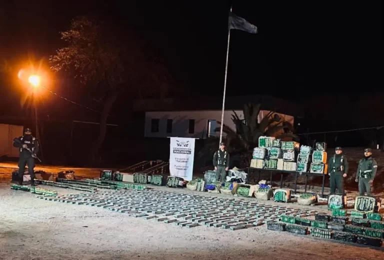 Llevaban en encomiendas más de 600 kilos de hojas de coca y 2.960 paquetes de cigarrillos extranjeros