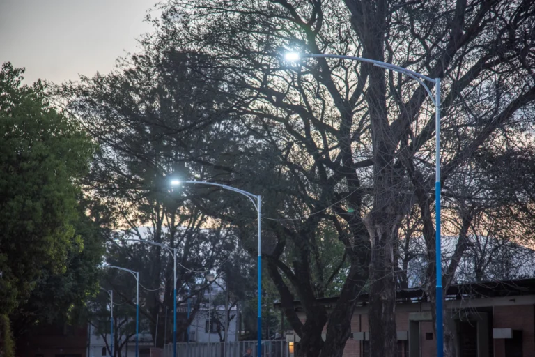 El acceso a la Escuela Benjamín Matienzo del barrio Ex Aeropuerto ahora cuenta con alumbrado público