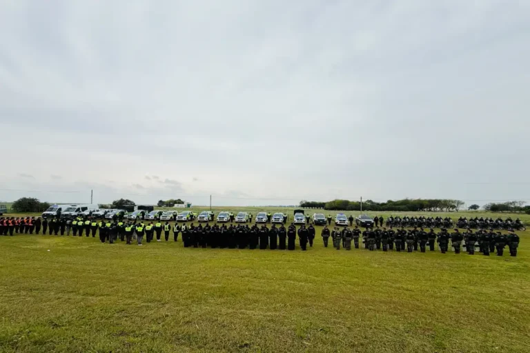 Un operativo con 200 efectivos y 60 móviles vigila el traslado de los hinchas de River hacia la capital