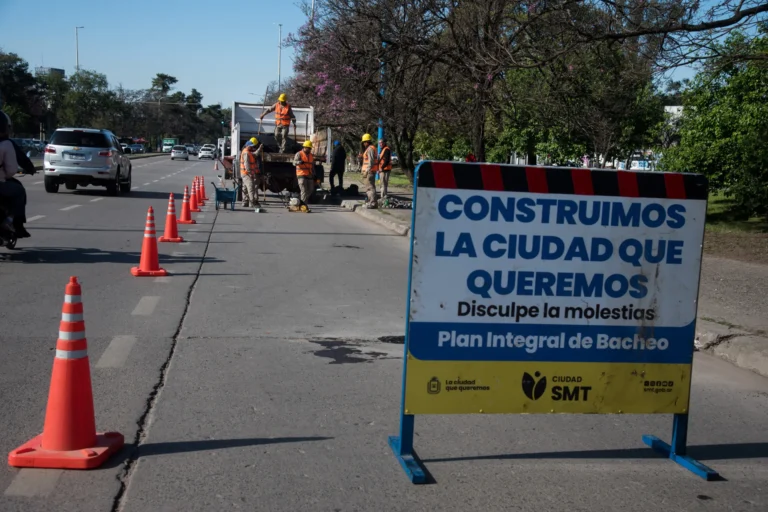 Con más cuadrillas y producción de material propia, el Municipio intensifica el bacheo en la Capital
