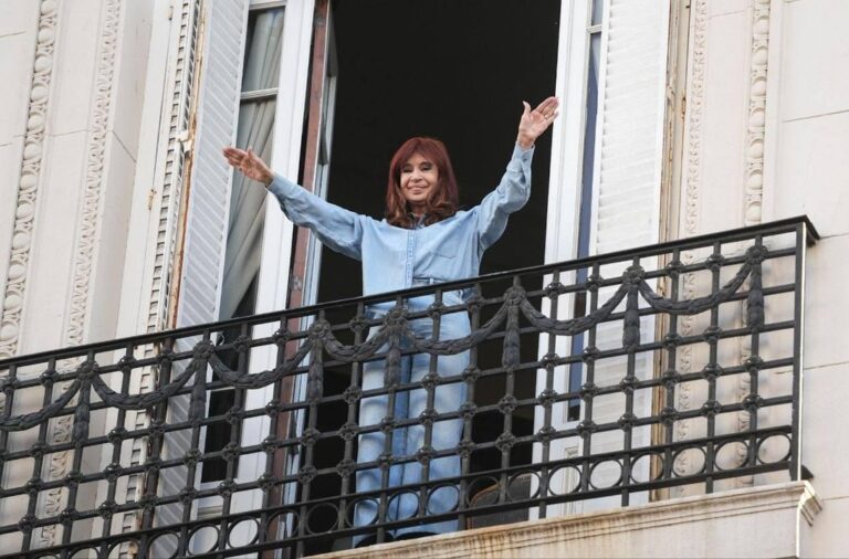 Cristina y Máximo Kirchner buscan participar por videoconferencia en el inicio del juicio oral por Los Sauces