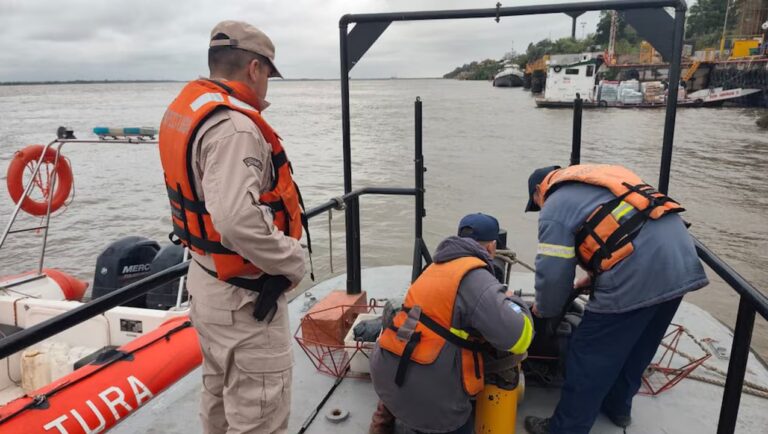 Naufragio en el río Paraná: rescatan a un hombre y continúa la intensa búsqueda de tres tripulantes desaparecidos en Santa Fe