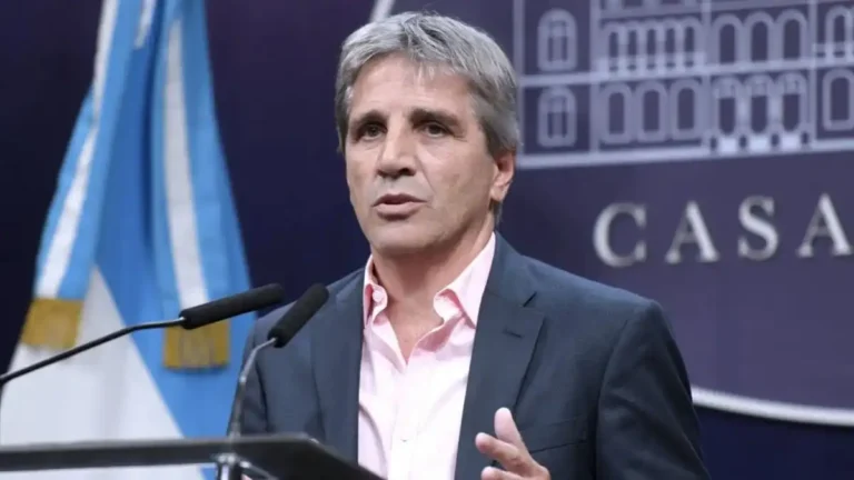 Luis Caputo atribuyó la suba del riesgo país al “temor a volver al infierno”