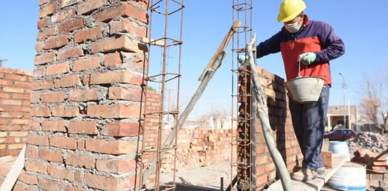 Paritaria de la construcción: cuánto cobra un albañil en octubre de 2026 con el aumento de la Uocra