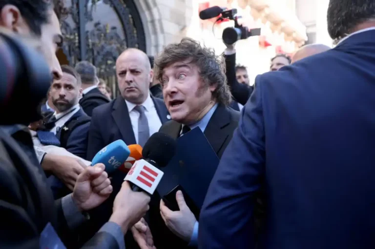 Revuelo en la prensa española por los insultos de Milei a periodistas: “Corta intelectualmente” y “miserable política”