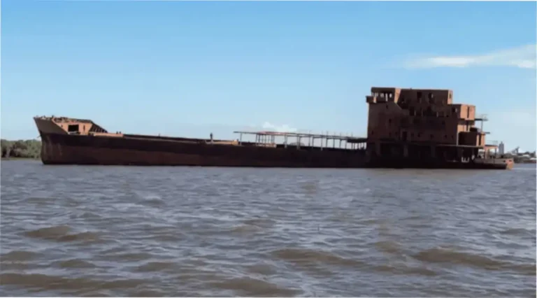 Peligro en el Paraná: se soltó un «barco fantasma» de 107 metros y quedó a la deriva tras el feroz temporal en Corrientes