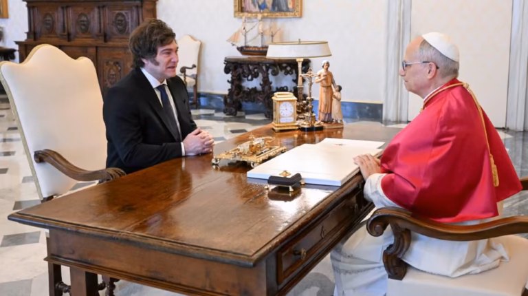 Javier Milei recibirá al papa León XIV en el aeropuerto y el Gobierno analiza transmitir el encuentro por cadena nacional