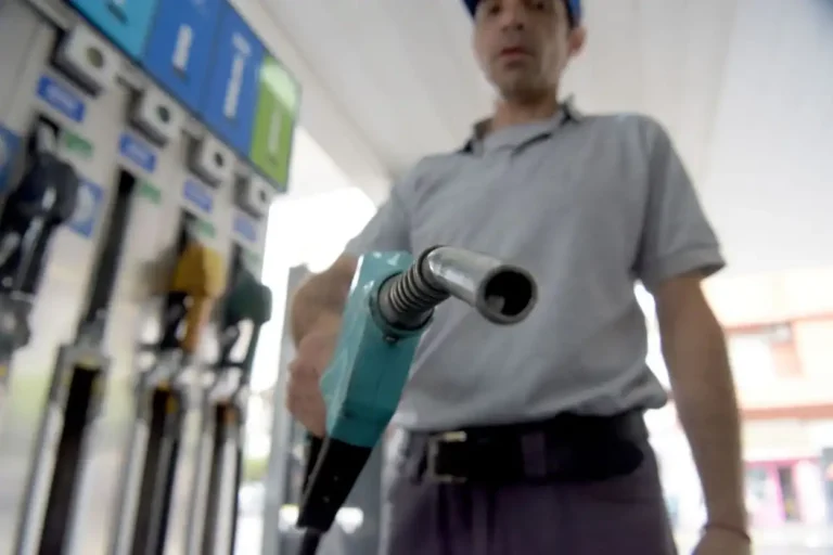 El Gobierno volvió a postergar el aumento del impuesto a los combustibles: regirá desde diciembre